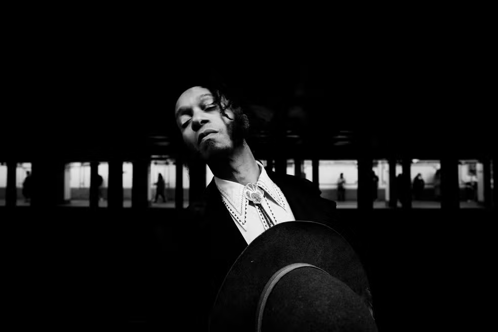 [ENTREVISTA] Fantastic Negrito fala sobre seu novo álbum “Son of a Broken Man”, show no Brasil e o poder de transformar traumas em arte