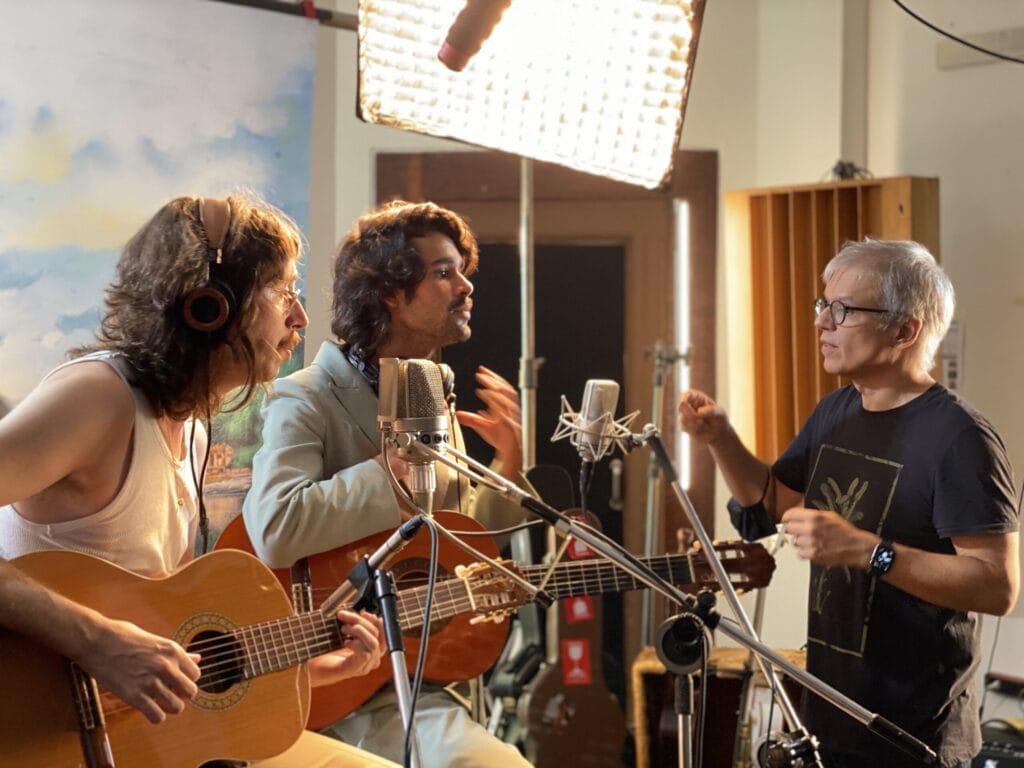 Tim Bernardes (à esquerda) e Zé Ibarra (ao centro) com Victor Pozas
na gravação da canção “Ânima” / Crédito: Divulgação