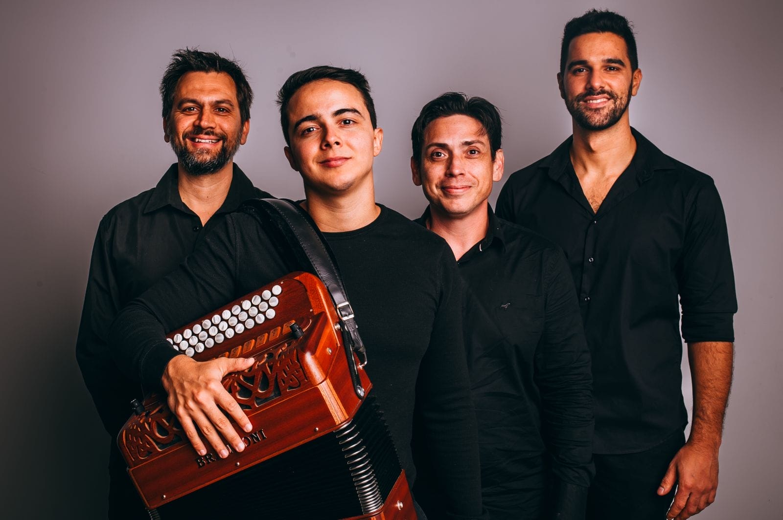 Acordeonista e compositor Roger Corrêa leva show Latino Ibérico ao TAC no próximo dia 21