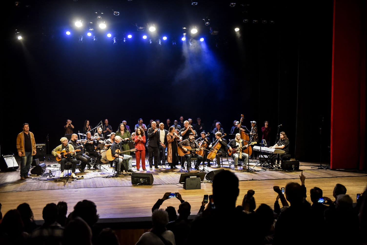 Solidariedade em cena: Artistas catarinenses emocionam público e auxiliam músico Pelé em concerto no CIC