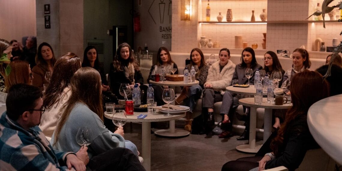 Clube do livro une literatura e drinks em encontro no centro de Florianópolis