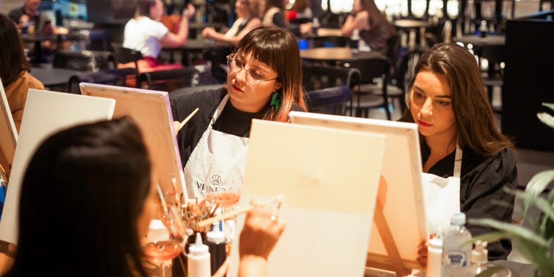 Evento une vinhos e a prática de cerâmica em uma noite especial no centro de Florianópolis