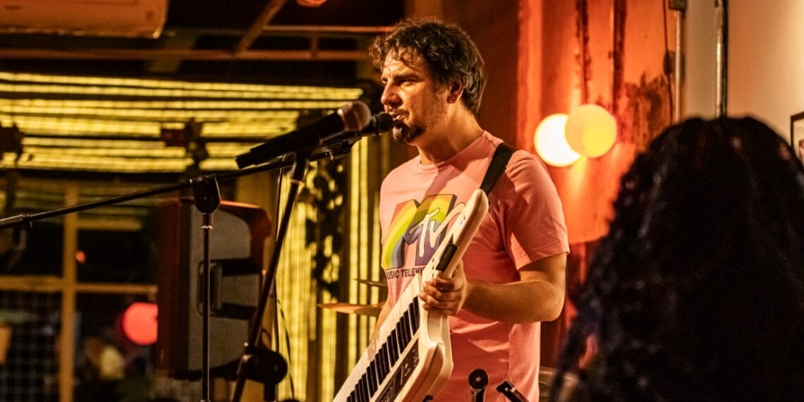 Show Lado B: Bernardo Flesch leva diversidade sonora ao Teatro Carmen Fossari