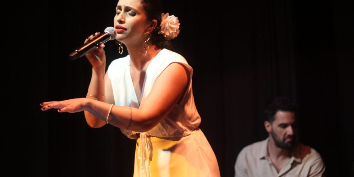 Pátio Milano recebe Niandra Lacerda com especial das grandes vozes femininas da música brasileira.