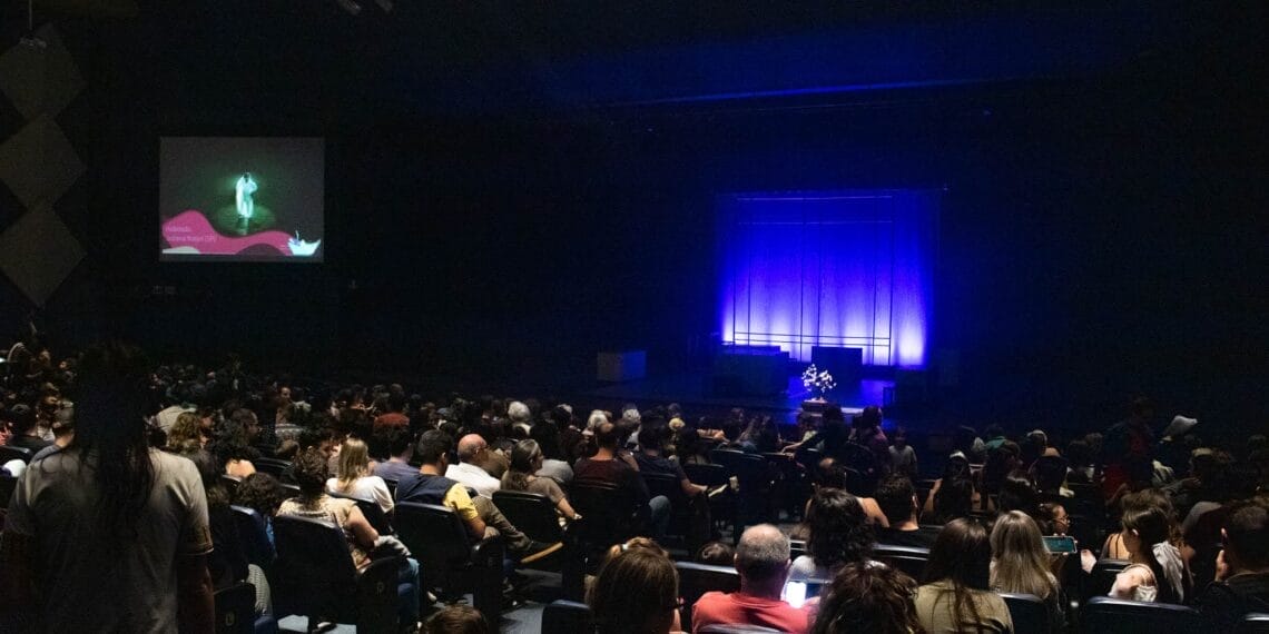 FITA completa 15 anos de trajetória e abre programação com a estreia nacional Edith & Me, de Yael Rasooly (França/Israel)