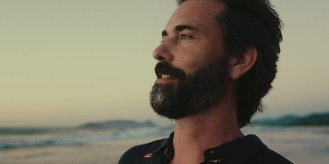 Cantor e compositor alemão Michael Kraemer lança “Im Ausland zu Hause” em vinil duplo