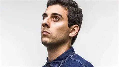 Fabio Brazza e Flora Cruz estão confirmados para a programação do Delfino para essa semana 