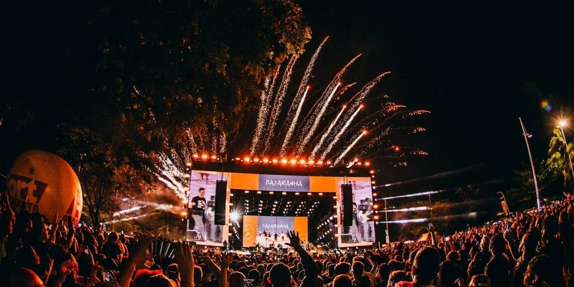 Dazaranha reúne mais de 20 mil pessoas na Beira-Mar Norte em show gratuito da turnê “Entre Cantos”