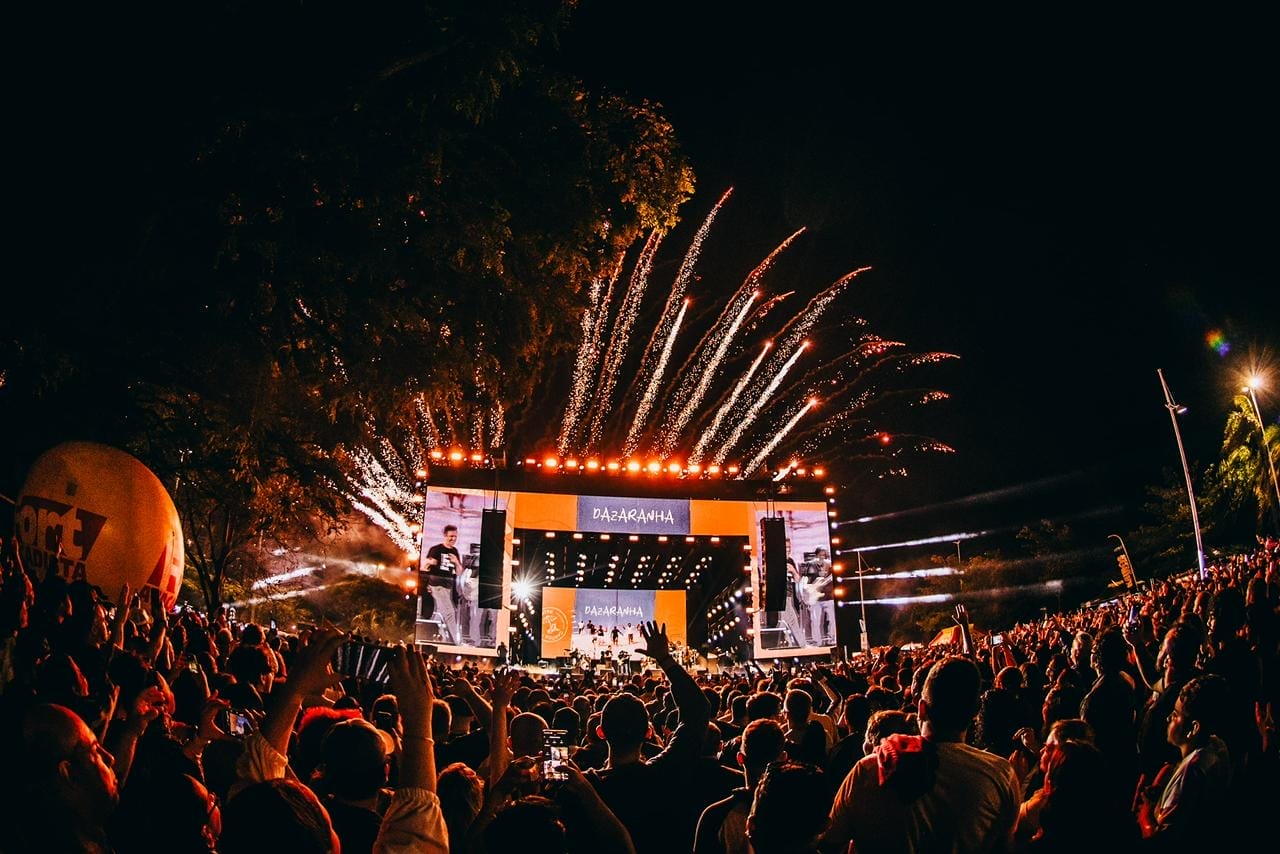 Dazaranha reúne mais de 20 mil pessoas na Beira-Mar Norte em show gratuito da turnê “Entre Cantos”