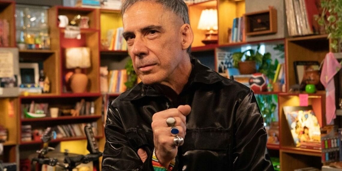 Tiny Desk Brasil recebe poesia e pop multilinguagem de Arnaldo Antunes