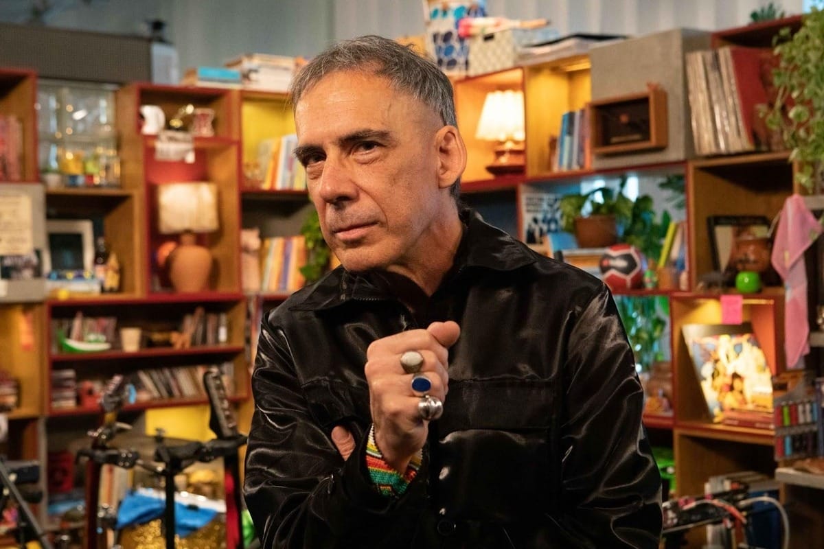 Tiny Desk Brasil recebe poesia e pop multilinguagem de Arnaldo Antunes