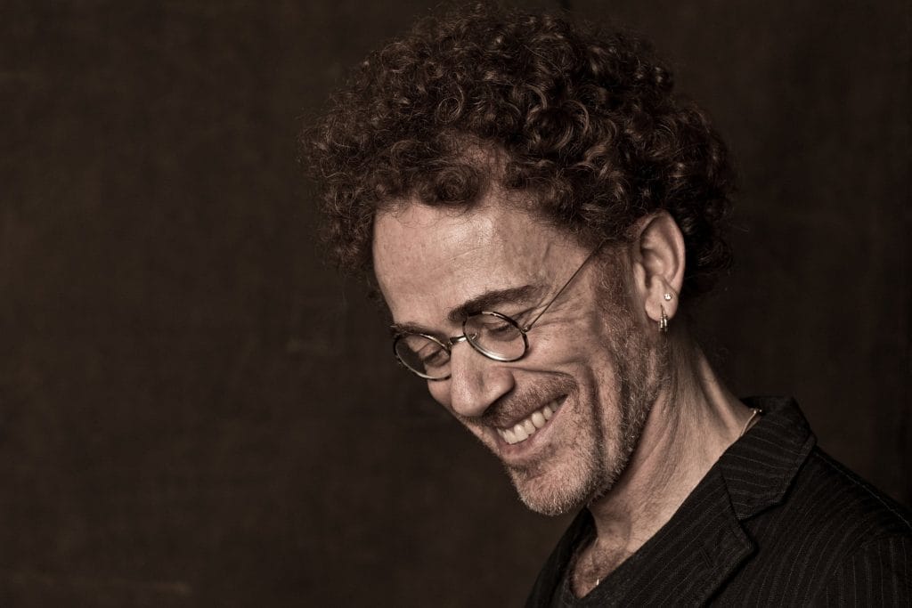 Corona Luau MTV homenageia Cássia Eller reunindo Nando Reis e Céu na Praia do Rosa