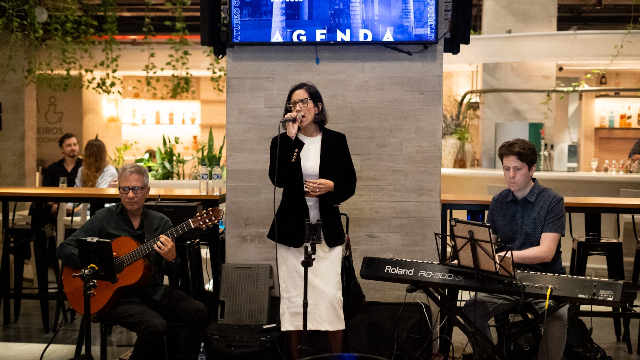 Carolina Brum retorna ao palco do Pátio Milano com repertório intimista que une clássicos e autorais