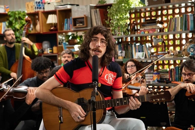 Tiny Desk Brasil reúne Tim Bernardes e orquestra em novo episódio