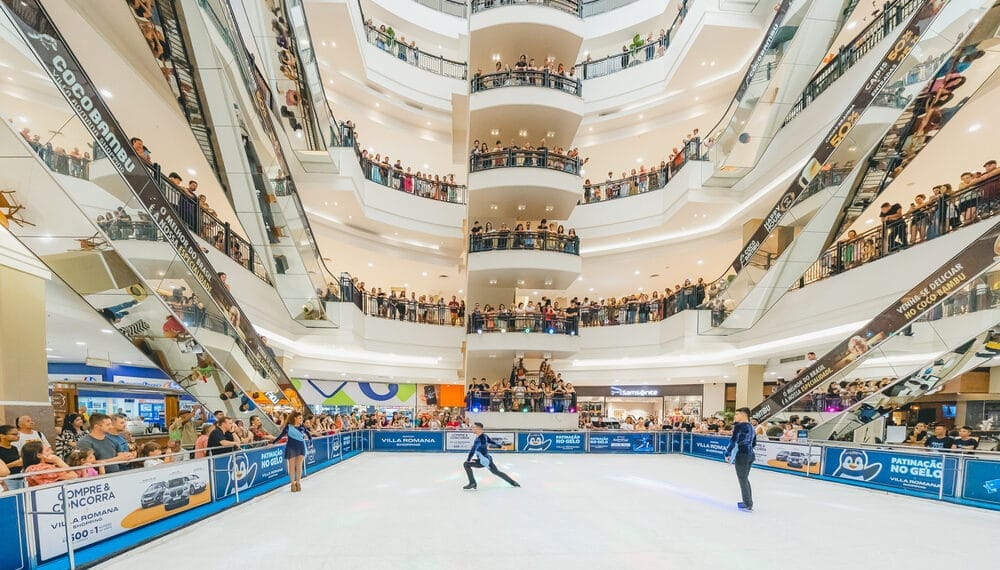 Pista de patinação no gelo é inaugurada no Villa Romana Shopping com espetáculos do Snowland Gramado