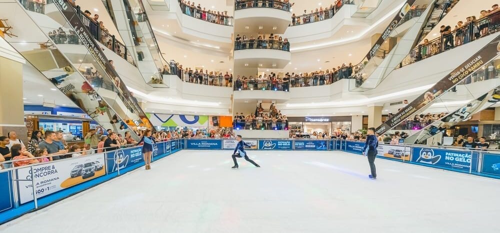 Pista de patinação no gelo é inaugurada no Villa Romana Shopping com espetáculos do Snowland Gramado