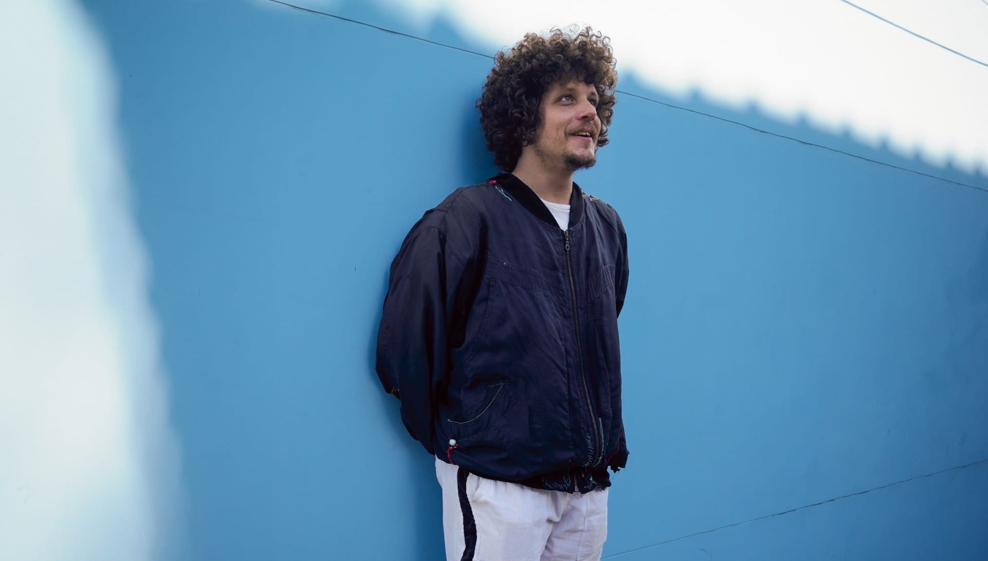 Chico Chico lança álbum e turnê “Let It Burn / Deixa Arder” que