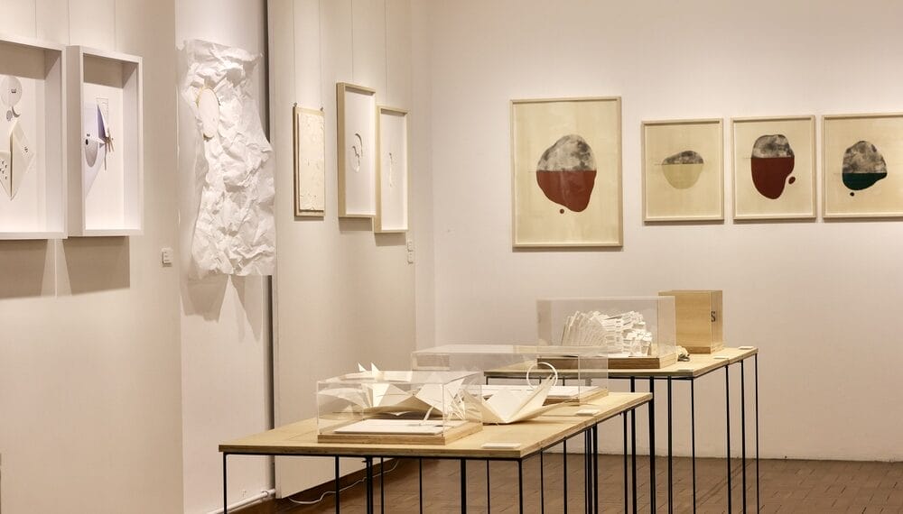 Exposição “Camas Silenciosas para palavras em suspensão” conta com artista Zans