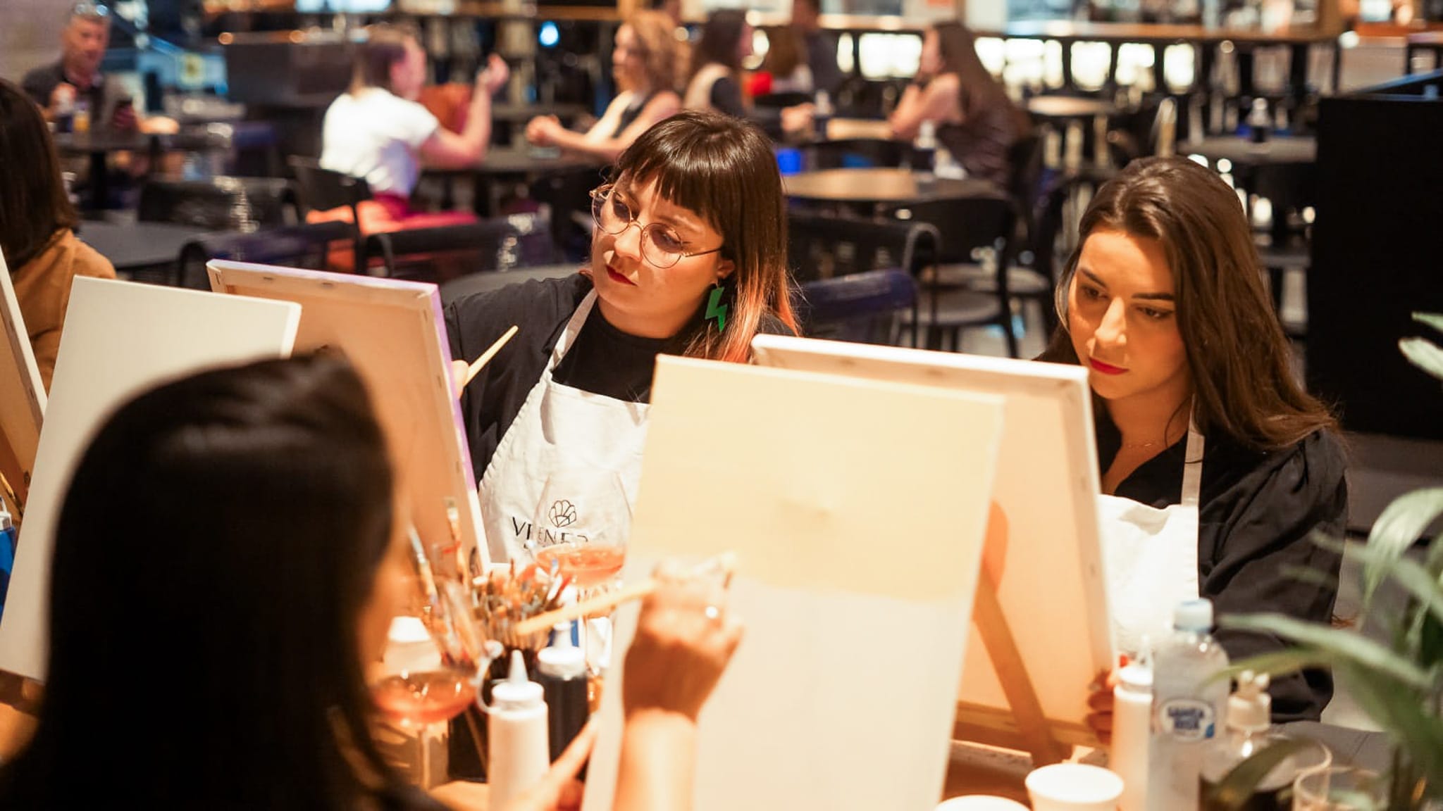 Pátio Milano recebe noite de pintura e vinho no Centro de Florianópolis