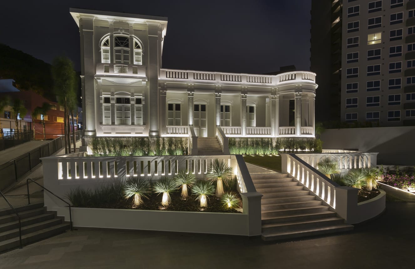 Pátio Milano promove noite de yoga e vinho