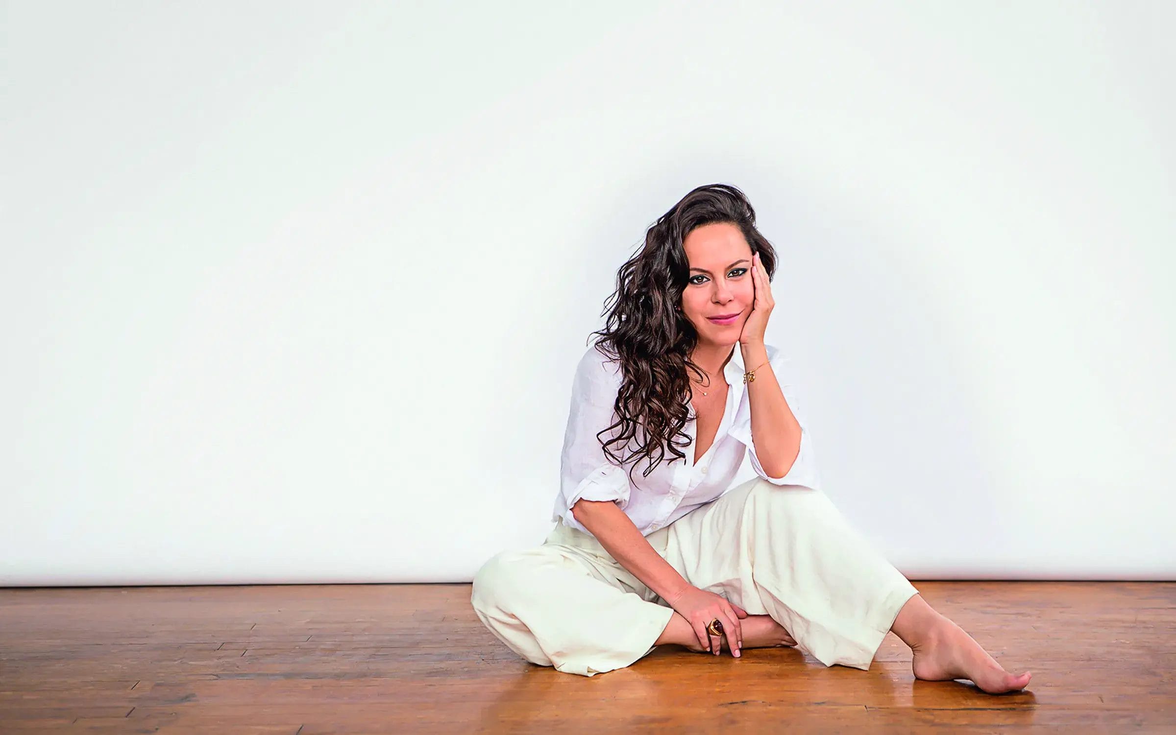 Bebel Gilberto lança novo single “Uma Canção Doce”