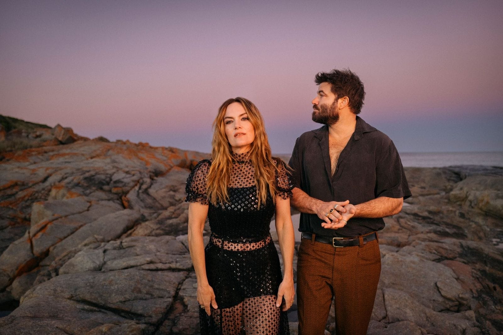 Angus & Julia Stone anunciam o novo álbum Karaoke Bar e revelam a faixa-título