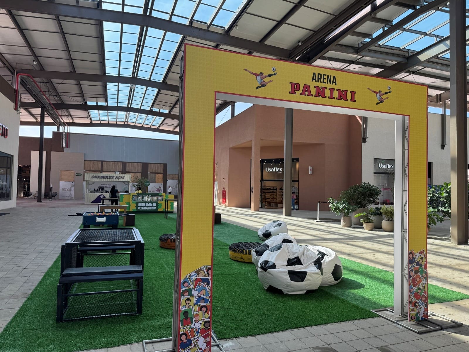 Porto Belo Outlet Premium recebe arena esportiva para figurinhas da Copa 2026
