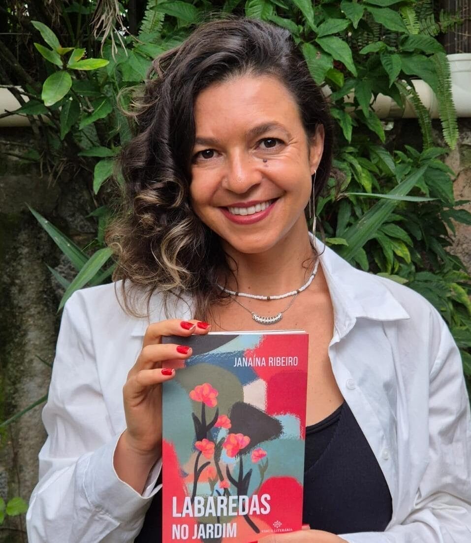 Livro de estreia de Janaína Ribeiro será lançado na Lagoa da Conceição
