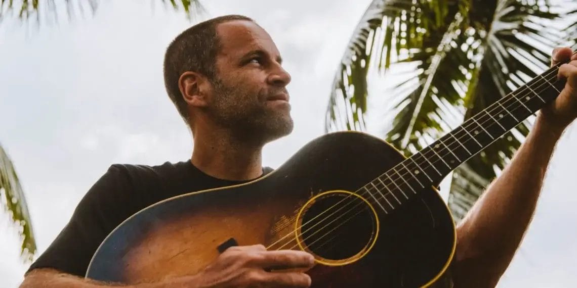Jack Johnson lança novo álbum e revisita sua trajetória em “SURFILMUSIC”